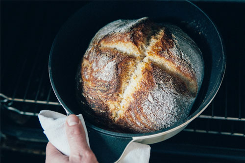 Pan artesanal sacándolo del horno